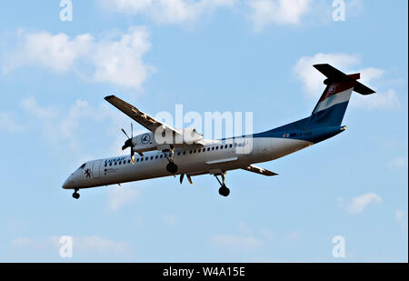 Un Luxair de Havilland DHC-8 (Dash 8) sur l'approche finale de l'aéroport de London City, Royaume-Uni Banque D'Images