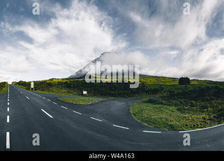 Tout droit EN3 route longitudinale au nord-est du mont Pico et la silhouette de la montagne Pico le long de , l'île de Pico, Açores, Portugal. Banque D'Images