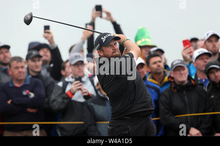 La République d'Irlande Shane Lowry tees off au cours de la quatrième journée du championnat ouvert en 2019 au Club de golf Royal Portrush. Banque D'Images