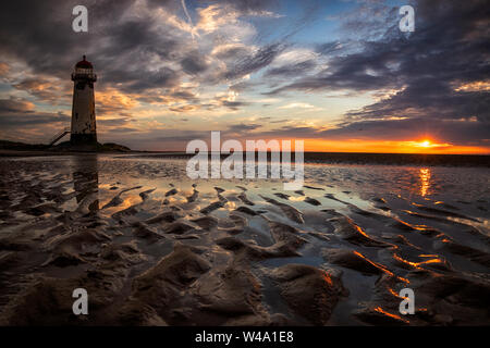 Coucher du soleil au point de phare de Talacre Beach Ayr à Prestatyn, dans le Nord du Pays de Galles UK Banque D'Images