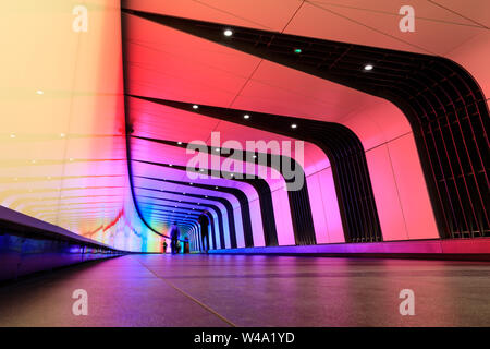 Le Tunnel de King's Cross, un tunnel de lumière LED piétons avec 'art wall' en ce moment illuminée en couleurs arc-en-ciel de la fierté Banque D'Images