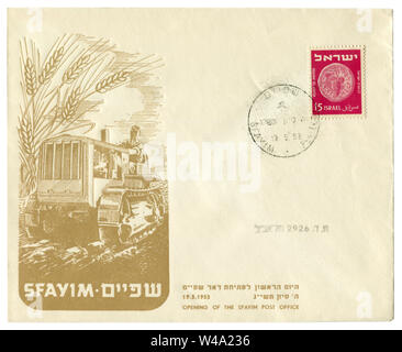 Sfayim, Israël - 19 mai 1953 : enveloppe historique israélienne : couvrir avec le cachet du bureau de poste d'ouverture, agriculteur sur un tracteur labourer le champ, les épis de blé Banque D'Images