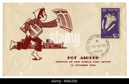 Hof Ashdod, Israël - 14 octobre 1952 : l'enveloppe historique israélienne : couvrir avec du cachet l'ouverture du nouveau bureau de poste mobile, barefoot paperboy, lis de Pâques Banque D'Images