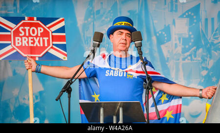 Steven (Steve) Bray, militant anti-Brexit à SODEM fondateur, parle sur scène à la 'Marche pour le Changement' protestation anti-Brexit à Westminster, London, UK Banque D'Images