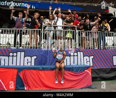 Londres, Royaume-Uni. 21 juillet, 2019. Shelly-Ann Fraser-Pryce de Jamaïque posant avec ses fans avec l'astronaute miniature au cours du deuxième jour de l'Anniversaire Muller Diamond League de l'IAAF Jeux événement au stade de Londres le 21 juillet 2019 à Londres, en Angleterre. Crédit : Gary Mitchell, GMP Media/Alamy Live News Banque D'Images