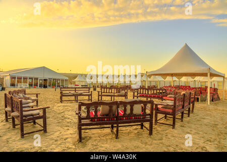 Khor al Udaid, Qatar - Février 19, 2019 : tentes à QIA desert camp à mer intérieure dans le golfe Persique au coucher du soleil Ciel. Moyen-orient, Péninsule Arabique. L'intérieur des terres Banque D'Images