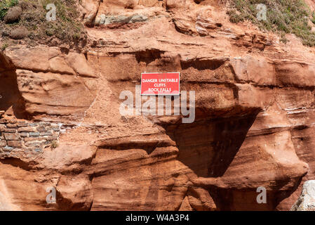 Seaton, Devon, Angleterre, Royaume-Uni. Juin 2019. Danger de falaises et de chutes de pierres le long de la côte jurassique à Seaton, Devonshire Banque D'Images