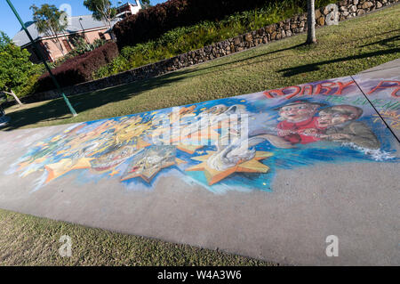 Une fresque colorée peinte à la main de Mary Poppins livre des personnages sur un sentier dans un parc local de Maryborough, Queensland, Australie. L'auteur, Banque D'Images