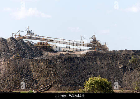 Terrassement massive comme une chaîne en rotation, le transport de charbon extrait à Blair Athol mine à ciel ouvert dans le bassin de Bowen près de la commune agricole, Clermon Banque D'Images