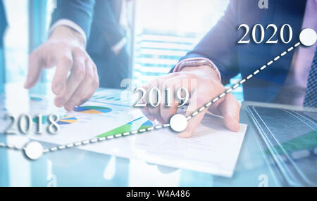 Les collègues discuter d'affaires de planification de projet pour 2020. Nouveau concept de l'année. Banque D'Images