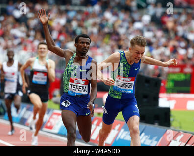 Londres, Royaume-Uni. 21 juillet, 2019. Londres, Angleterre. 21 juillet : Samuel Tefera (ETH) bat juste Filip Ingebrigtsen (NI) DANS LES 1 mille hommes Emsley Carr pendant deux jours de l'IAAF Diamond League Muller Anniversaire Jeux à Londres Stadium le 20 juillet 2019 à Londres, en Angleterre. Action Crédit : Foto Sport/Alamy Live News Banque D'Images