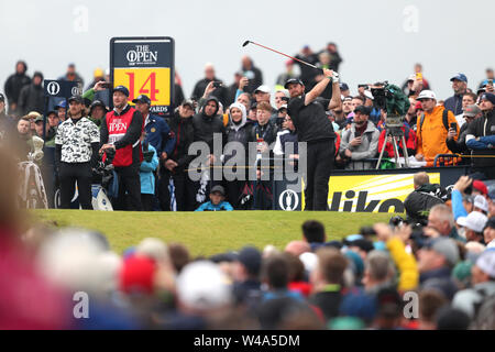 La République d'Irlande Shane Lowry tees au large de la 14e journée lors de quatre de l'Open Championship 2019 au Club de golf Royal Portrush. Banque D'Images