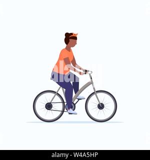 Femme obèse gras riding bike african american overweight girl vélo entraînement vélo concept de perte de poids pleine longueur à plat fond blanc Illustration de Vecteur