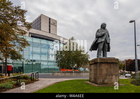 Une statue de J.B. Priestley en dehors de la National Science et Media Museum, Bradford, Royaume-Uni Banque D'Images