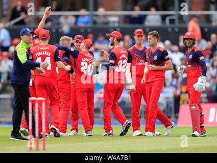 Unis Old Trafford, Manchester, Royaume-Uni. 21 juillet, 2019. Explosion de vitalité T20 Cricket ; Lancashire Lightning contre Durham ; Lancashire Lightning célèbrent les joueurs prenant le guichet de Stuart Poynter de Durham pour seulement cinq séries : Action Crédit Plus Sport/Alamy Live News Banque D'Images