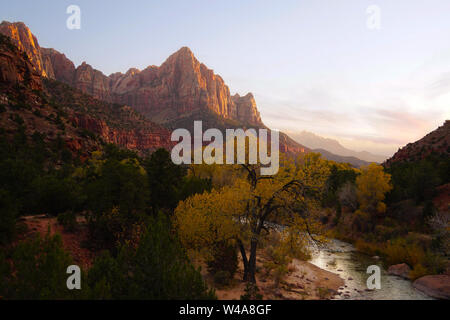 Les derniers rayons de lumière frappant le montagnes, rivière et forêts beauté de Zion National Park création des admirables couleurs. Banque D'Images