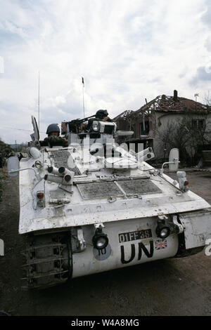 25 avril 1993 pendant la guerre en Bosnie : la FV103 Alvis Spartan de l'APCs Cheshire Regiment stationné dans le centre de Stari Vitez parmi les ruines d'un des maisons. Banque D'Images