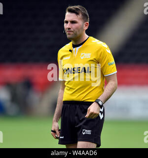 Halton Stadium, Widnes, Cheshire, Royaume-Uni. 21 juillet, 2019. La Ligue de Rugby Betfred, Widnes Vikings par rapport à Toronto Wolfpack ; Arbitre RFL Liam Moore prise en charge dans le jeu entre les Widnes Vikings et Toronto Crédit : Wolfpack Plus Sport Action/Alamy Live News Banque D'Images