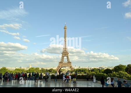 Paris/France - 18 août 2014 : Très belle vue panoramique sur la Tour Eiffel de jardins du Trocadéro vue avec les touristes d'admirer la ville. Banque D'Images