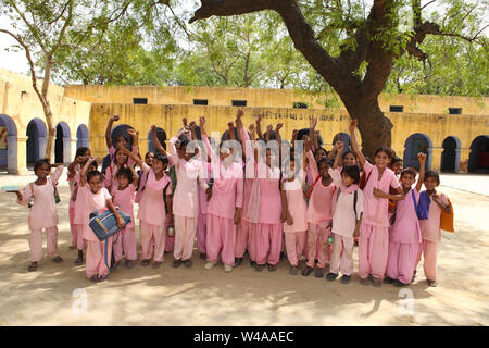 Écoliers dans une cour d'école Banque D'Images