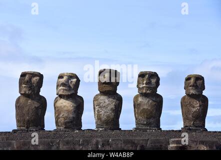 Le mystérieux Ahu Tongariki Moai chefs de l'île de Pâques, Chili Banque D'Images