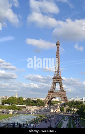 Paris/France - 18 août 2014 : Très belle vue panoramique sur la fontaine de Varsovie et la Tour Eiffel de jardins du Trocadéro vue. Banque D'Images