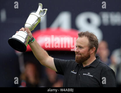 La République d'Irlande Shane Lowry célèbre avec Claret Jug après avoir remporté le championnat ouvert en 2019 au Club de golf Royal Portrush. Banque D'Images