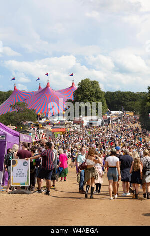 Festival Latitude Suffolk Royaume-uni - scène de foule de personnes à la latitude Music Festival, Arena zone ; Latitude Suffolk UK 2019 Banque D'Images