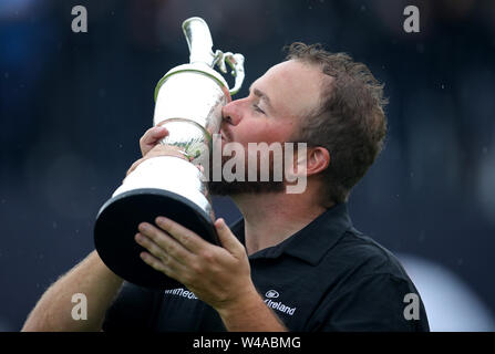 La République d'Irlande Shane Lowry embrasse le Claret Jug après avoir remporté le championnat ouvert en 2019 au Club de golf Royal Portrush. Banque D'Images