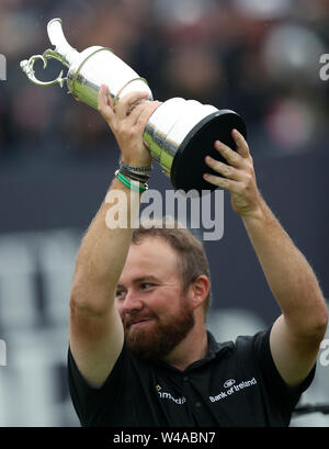 La République d'Irlande Shane Lowry célèbre avec Claret Jug après avoir remporté le championnat ouvert en 2019 au Club de golf Royal Portrush. Banque D'Images