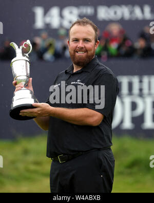 La République d'Irlande Shane Lowry célèbre avec Claret Jug après avoir remporté le championnat ouvert en 2019 au Club de golf Royal Portrush. Banque D'Images