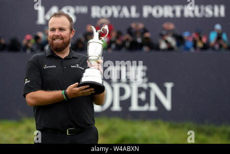 La République d'Irlande Shane Lowry célèbre avec Claret Jug après avoir remporté le championnat ouvert en 2019 au Club de golf Royal Portrush. Banque D'Images