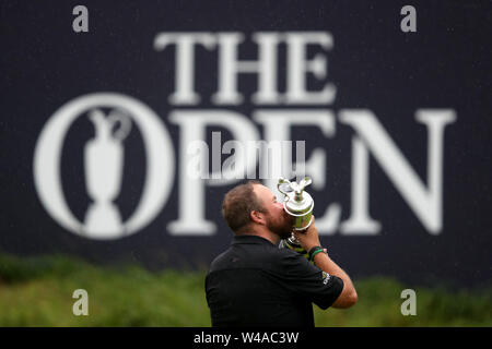 La République d'Irlande Shane Lowry célèbre avec Claret Jug après avoir remporté le championnat ouvert en 2019 au Club de golf Royal Portrush. Banque D'Images