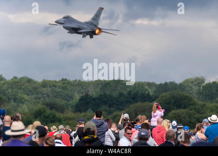 RAF Fairford, Gloucestershire, Royaume-Uni. RIAT est considéré comme le plus grand meeting aérien militaire avec les aéronefs volant dans de tous les coins du globe, avec plus de 30 armes d'air de 20 différents pays présents en 2019. USAF F-16 décollant en face de foule Banque D'Images