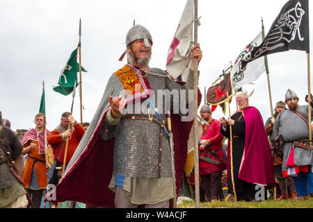 L'âge viking, les vêtements et les armes à Heysham, Lancashire.Juillet 2019.Les drapeaux de bataille volent à la baie de Morecambe alors que 70 réacteurs du patrimoine historique se rassemblent dans un campement médiéval Living History pour faire la démonstration d'armes d'époque et se battent sur le vert du village.Les dieux Idin, Thor et Frey ont été célébrés avec d'autres mythologie Vikings. Banque D'Images