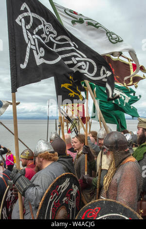 L'âge viking, les vêtements et les armes à Heysham, Lancashire.Juillet 2019.Les drapeaux de bataille volent à la baie de Morecambe alors que 70 réacteurs du patrimoine historique se rassemblent dans un campement médiéval Living History pour faire la démonstration d'armes d'époque et se battent sur le vert du village.Les dieux Idin, Thor et Frey ont été célébrés avec d'autres mythologie Vikings. Banque D'Images