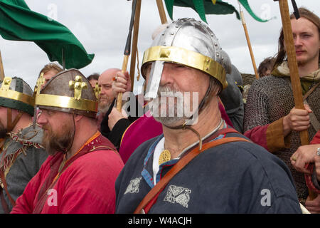 L'âge viking, les vêtements et les armes à Heysham, Lancashire.Juillet 2019.Les drapeaux de bataille volent à la baie de Morecambe alors que 70 réacteurs du patrimoine historique se rassemblent dans un campement médiéval Living History pour faire la démonstration d'armes d'époque et se battent sur le vert du village.Les dieux Idin, Thor et Frey ont été célébrés avec d'autres mythologie Vikings. Banque D'Images