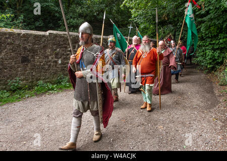 L'âge viking, les vêtements et les armes à Heysham, Lancashire.Juillet 2019.Les drapeaux de bataille volent à la baie de Morecambe alors que 70 réacteurs du patrimoine historique se rassemblent dans un campement médiéval Living History pour faire la démonstration d'armes d'époque et se battent sur le vert du village.Les dieux Idin, Thor et Frey ont été célébrés avec d'autres mythologie Vikings. Banque D'Images