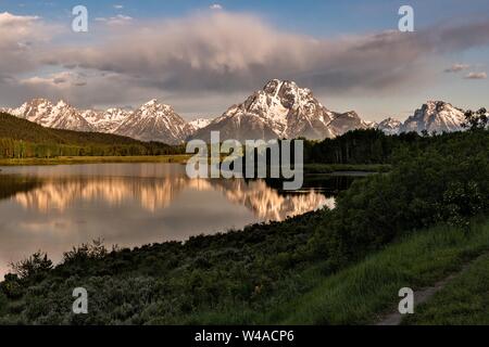 Mont Moran et les montagnes de Grand Teton d'Oxbow Bend reflétée à l'aube sur la rivière Snake au Parc National de Grand Teton dans Moran, Wyoming. Banque D'Images