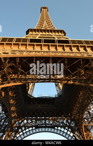 Vue de la Tour Eiffel Paris la structure complexe du sol. Banque D'Images