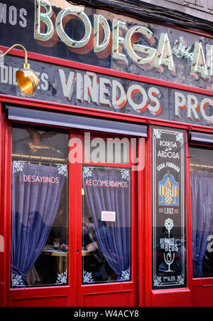 La Bodega de la Ardosa dans le quartier de Chueca, Malasaña / centre de Madrid, Espagne Banque D'Images