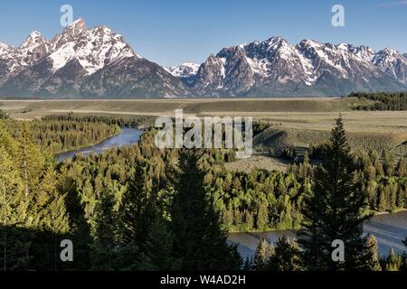 Donnent sur la rivière Snake emblématique montrant le mont Moran et les montagnes du Grand Teton dans le Grand Teton National Park, près de l'orignal, le Wyoming. L'avis a été rendu célèbre par le photographe Ansel Adams. Banque D'Images