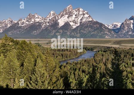 Donnent sur la rivière Snake emblématique montrant le mont Moran et les montagnes du Grand Teton dans le Grand Teton National Park, près de l'orignal, le Wyoming. L'avis a été rendu célèbre par le photographe Ansel Adams. Banque D'Images