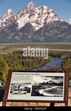 Donnent sur la rivière Snake emblématique montrant le mont Moran et les montagnes du Grand Teton dans le Grand Teton National Park, près de l'orignal, le Wyoming. L'avis a été rendu célèbre par le photographe Ansel Adams. Banque D'Images