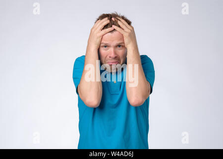 Misérable homme triste d'être choqués et bouleversés exprimant des émotions négatives. Banque D'Images