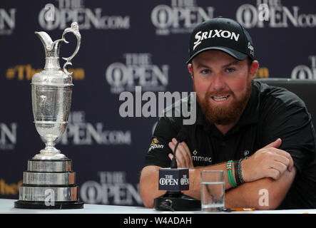 La République d'Irlande Shane Lowry avec Claret Jug lors d'une conférence de presse après avoir remporté le championnat ouvert en 2019 au Club de golf Royal Portrush. Banque D'Images