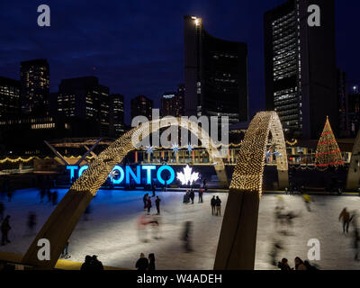 Patinoire de Toronto et l'hôtel de ville pendant les vacances Banque D'Images