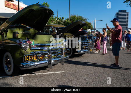 Glendale, États-Unis. 21 juillet, 2019. Personnes voir voitures classiques au cours de la 26e Nuit de Croisière Glendale à Glendale, Californie, États-Unis, le 20 juillet 2019. La 26e Nuit de Croisière Glendale a eu lieu au centre-ville de Glendale le samedi, d'attirer beaucoup d'amateurs de voitures classiques. Credit : Qian Weizhong/Xinhua/Alamy Live News Banque D'Images