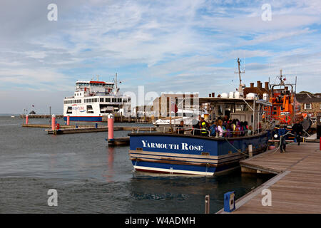 Yarmouth Harbour, île de Wight, Royaume-Uni Yarmouth Rose, un croiseur de plaisir, est vu en premier plan et un ferry IAW en arrière-plan Banque D'Images