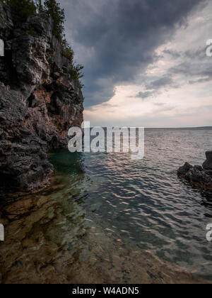 La grotte, Bruce Peninsula Park près de Tobermory, Ontario, Canada au cours de l'heure d'été Banque D'Images